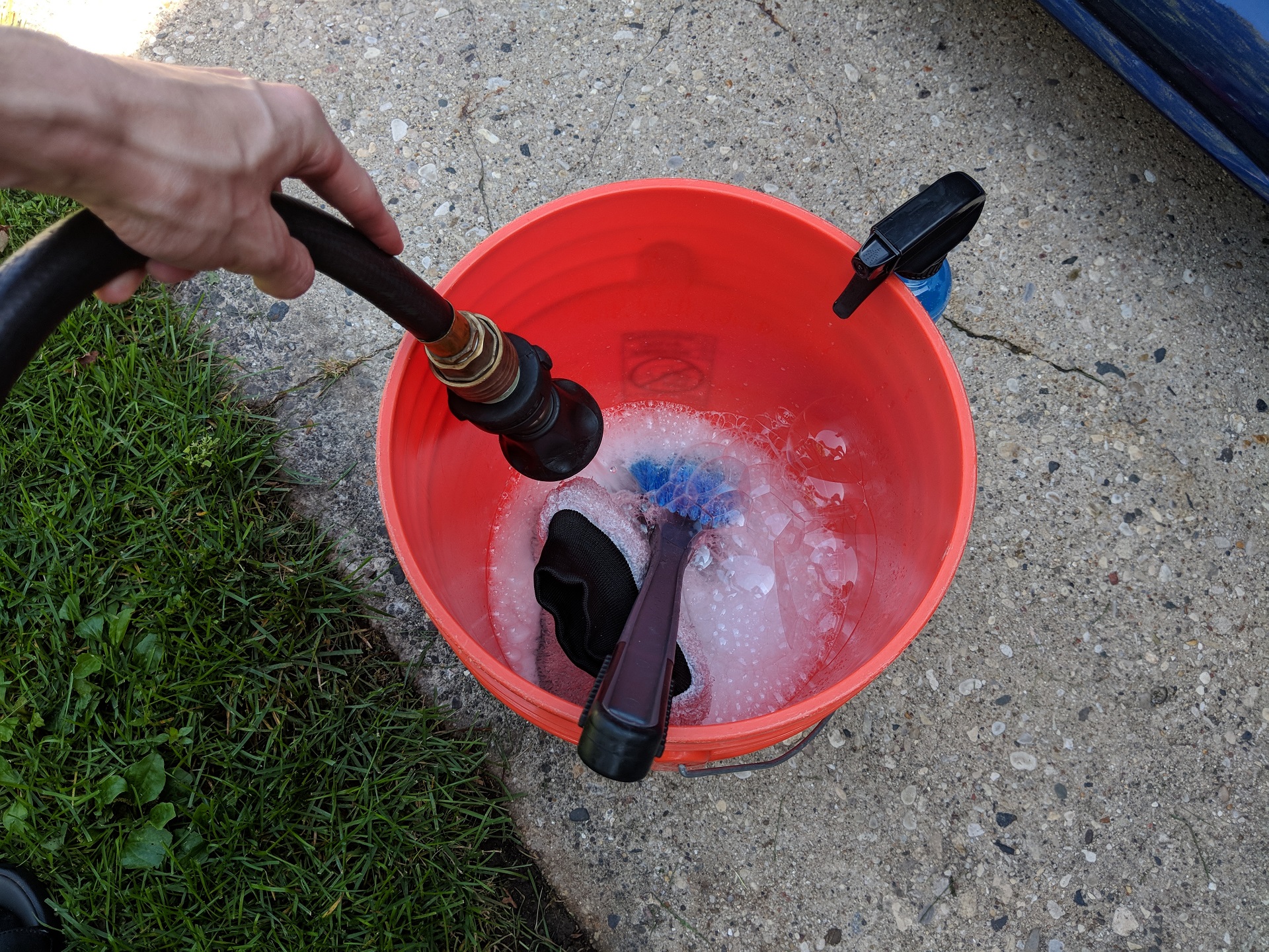 Wheel cleaning bucket